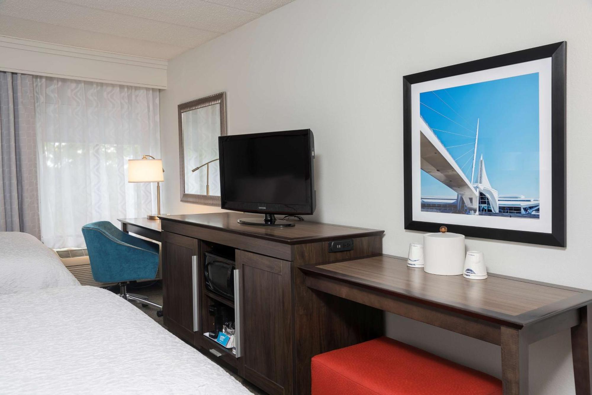 Hampton Inn Milwaukee Northwest Exterior foto