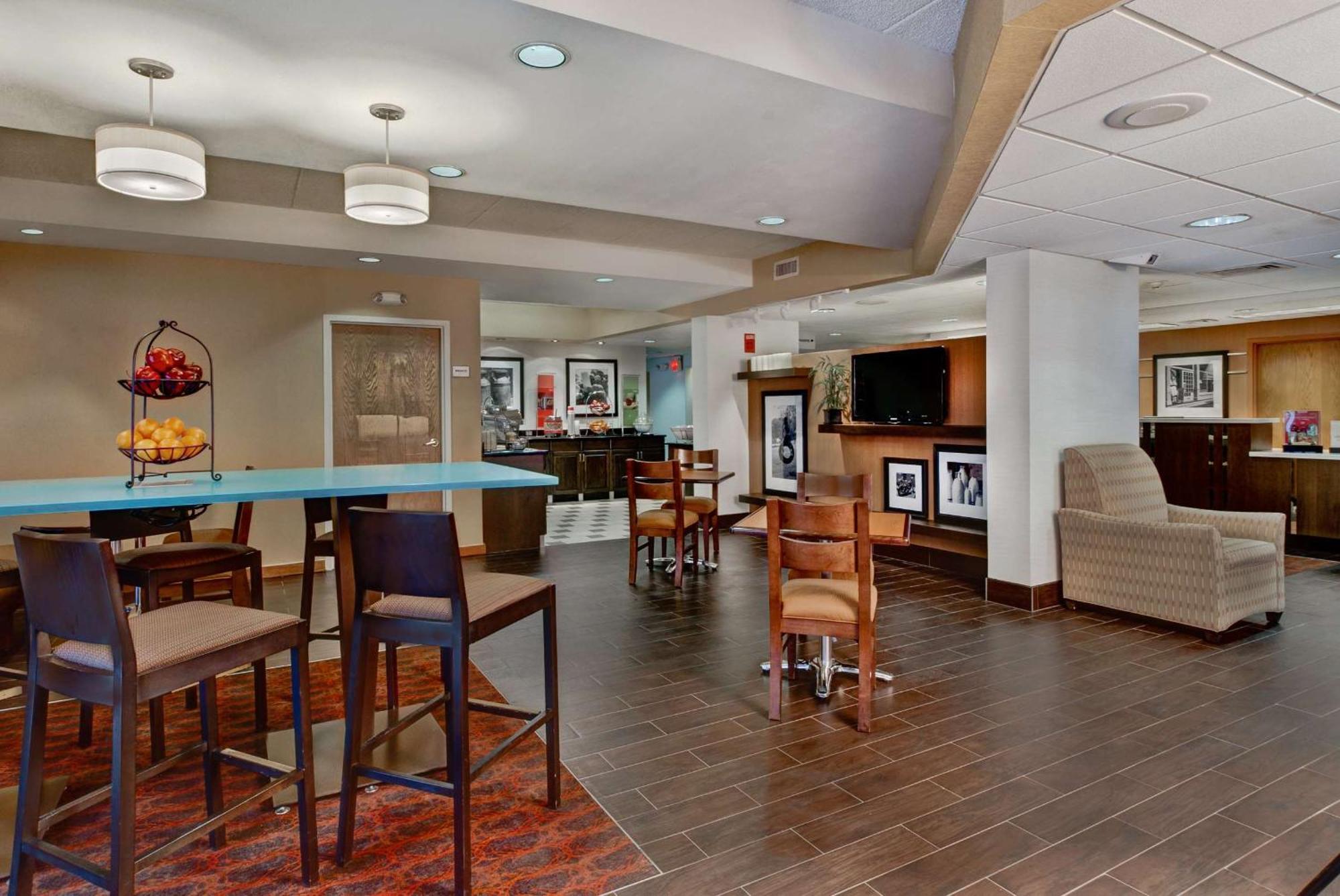 Hampton Inn Milwaukee Northwest Exterior foto